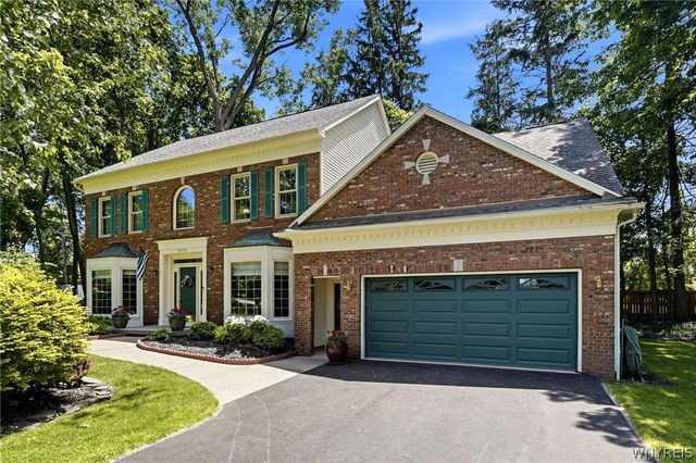 10585 Royal Oak Drive, Clarence, NY 14031