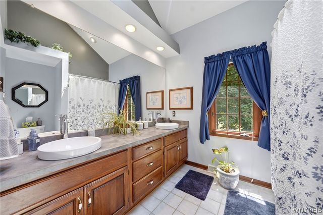 10585 Royal Oak Drive, Clarence, NY 14031