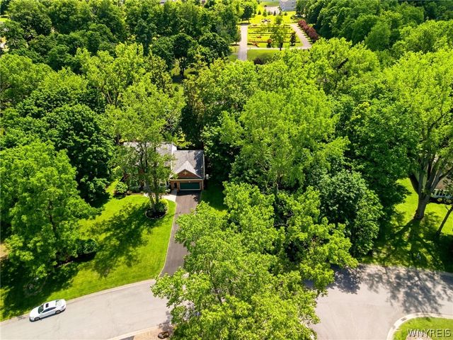 10585 Royal Oak Drive, Clarence, NY 14031