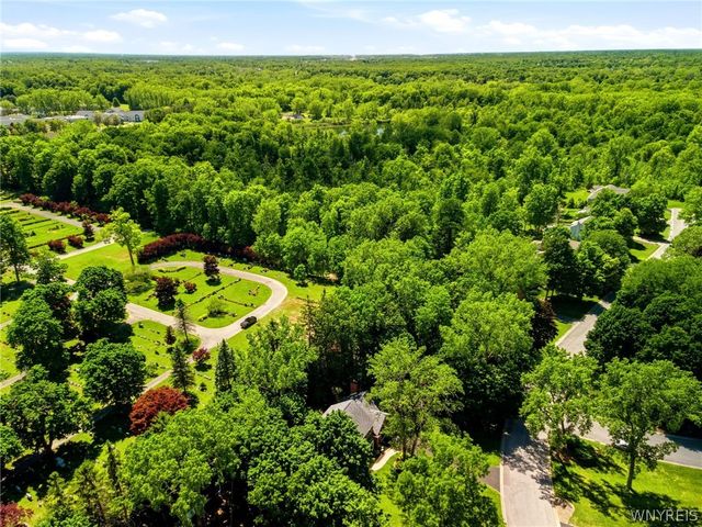 10585 Royal Oak Drive, Clarence, NY 14031