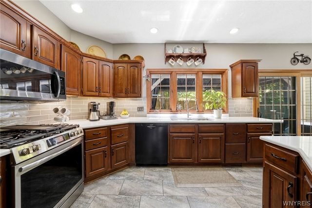 10585 Royal Oak Drive, Clarence, NY 14031