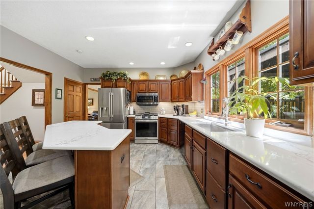10585 Royal Oak Drive, Clarence, NY 14031