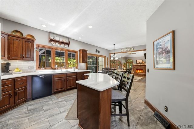 10585 Royal Oak Drive, Clarence, NY 14031