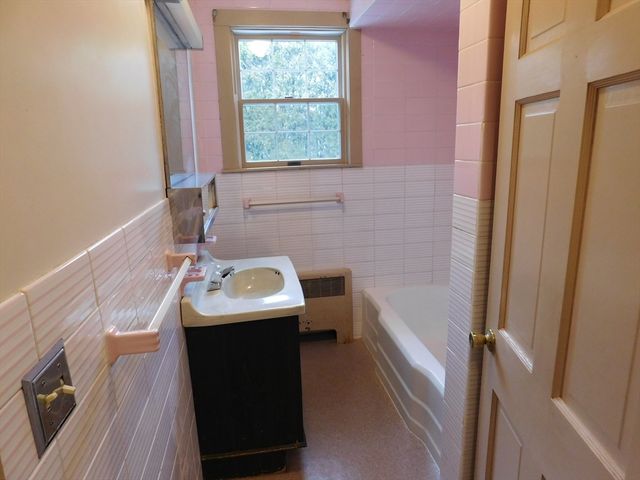 560 North St, Somerset, MA 02726