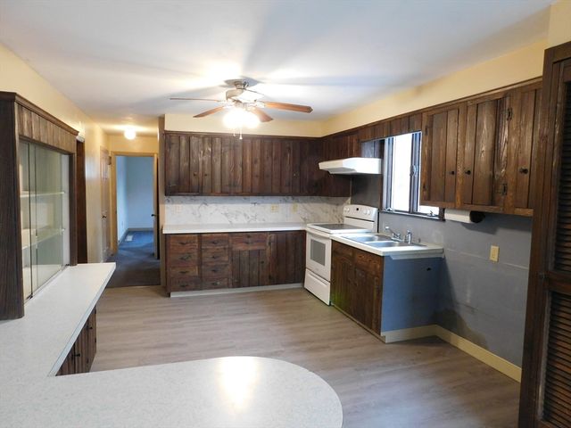 560 North St, Somerset, MA 02726