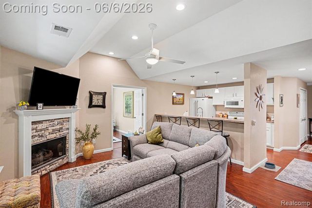 12398 Saint Andrews Way, Fenton, MI 48430