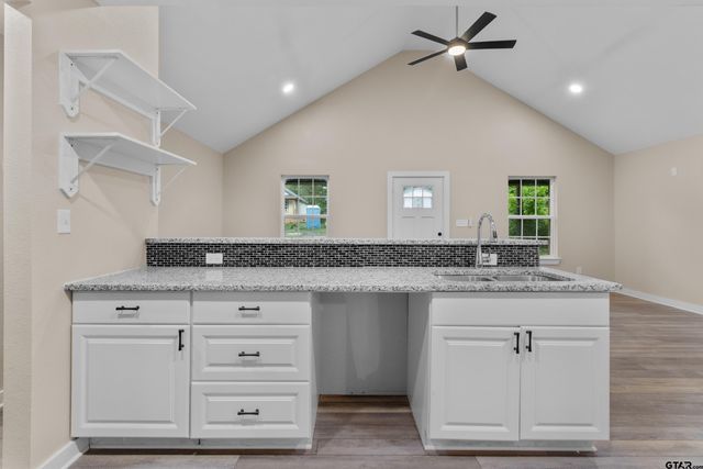 22789 Creekwood Dr, Flint, TX 75762