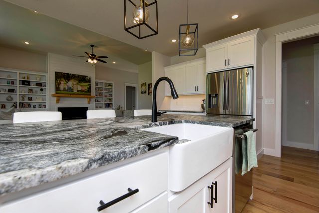 3247 W Bluffview Street, Springfield, MO 65810