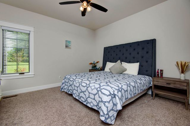 3247 W Bluffview Street, Springfield, MO 65810