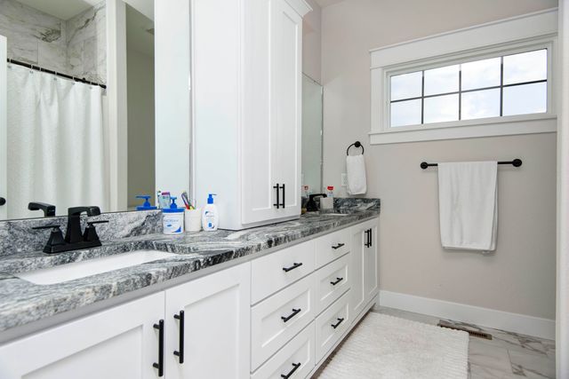 3247 W Bluffview Street, Springfield, MO 65810