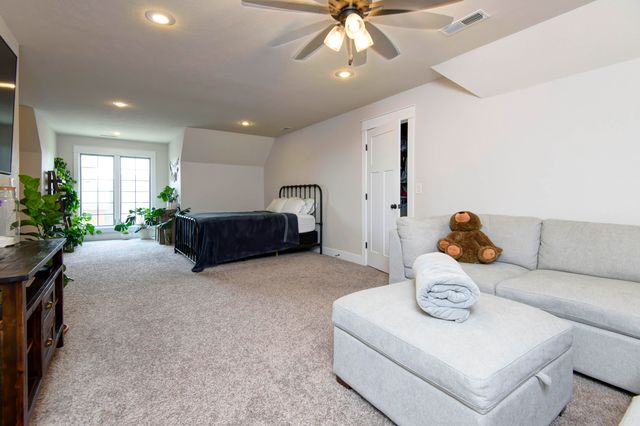 3247 W Bluffview Street, Springfield, MO 65810