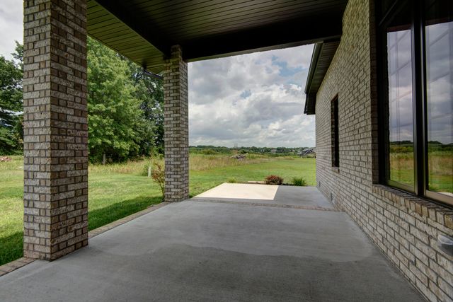 3247 W Bluffview Street, Springfield, MO 65810