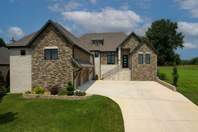 3247 W Bluffview Street, Springfield, MO 65810
