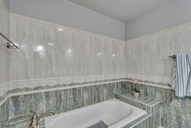 33 Ballston St, Bloomingdale Boro, NJ 07403