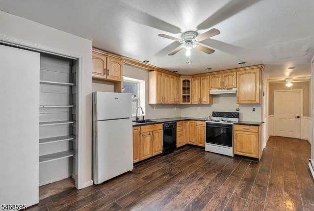 33 Ballston St, Bloomingdale Boro, NJ 07403