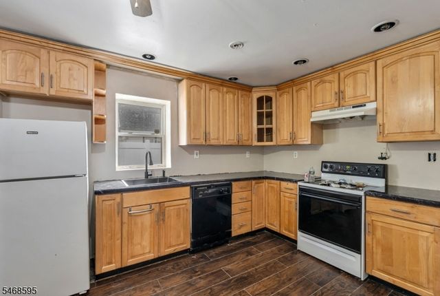 33 Ballston St, Bloomingdale Boro, NJ 07403