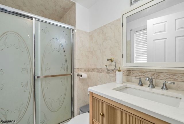 33 Ballston St, Bloomingdale Boro, NJ 07403