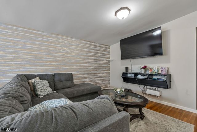33 Ballston St, Bloomingdale Boro, NJ 07403