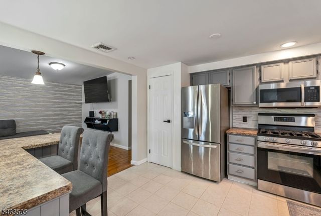 33 Ballston St, Bloomingdale Boro, NJ 07403