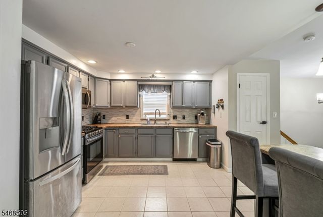 33 Ballston St, Bloomingdale Boro, NJ 07403