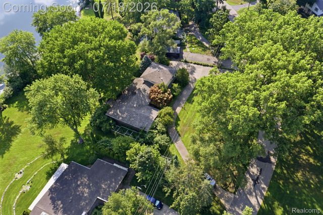 2726 Bay Drive, West Bloomfield Charter Township, MI 48324