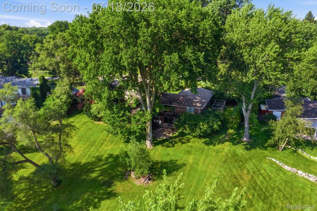 2726 Bay Drive, West Bloomfield Charter Township, MI 48324