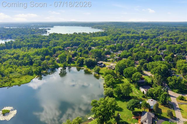 2726 Bay Drive, West Bloomfield Charter Township, MI 48324