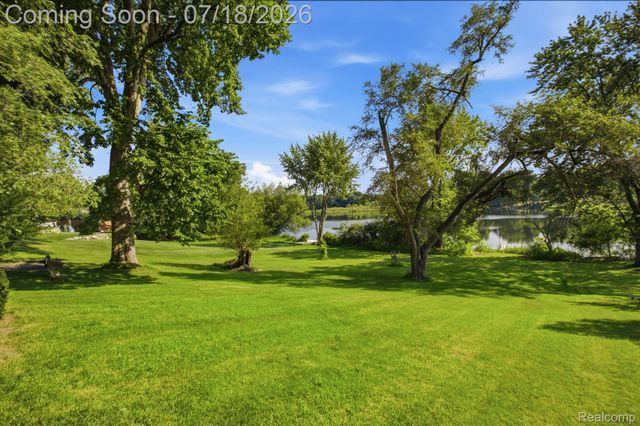 2726 Bay Drive, West Bloomfield Charter Township, MI 48324
