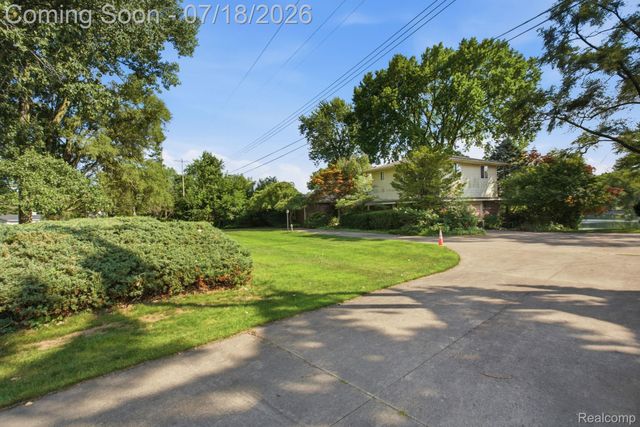 2726 Bay Drive, West Bloomfield Charter Township, MI 48324