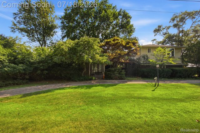 2726 Bay Drive, West Bloomfield Charter Township, MI 48324