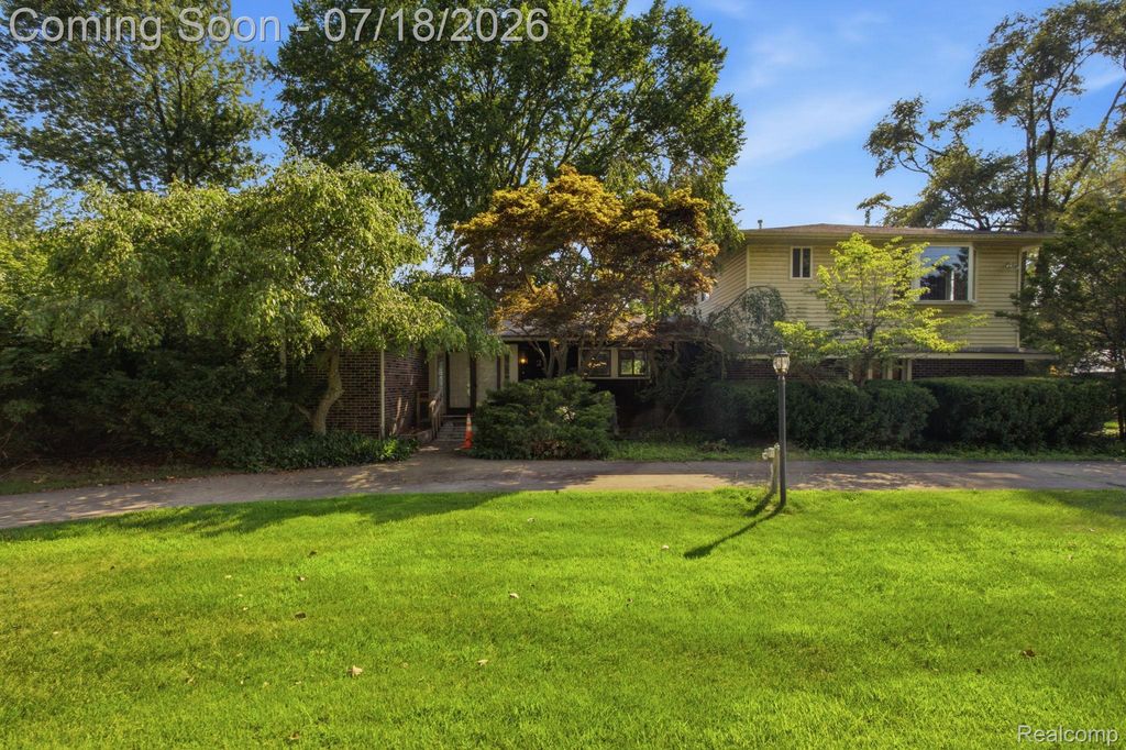 2726 Bay Drive, West Bloomfield Charter Township, MI 48324