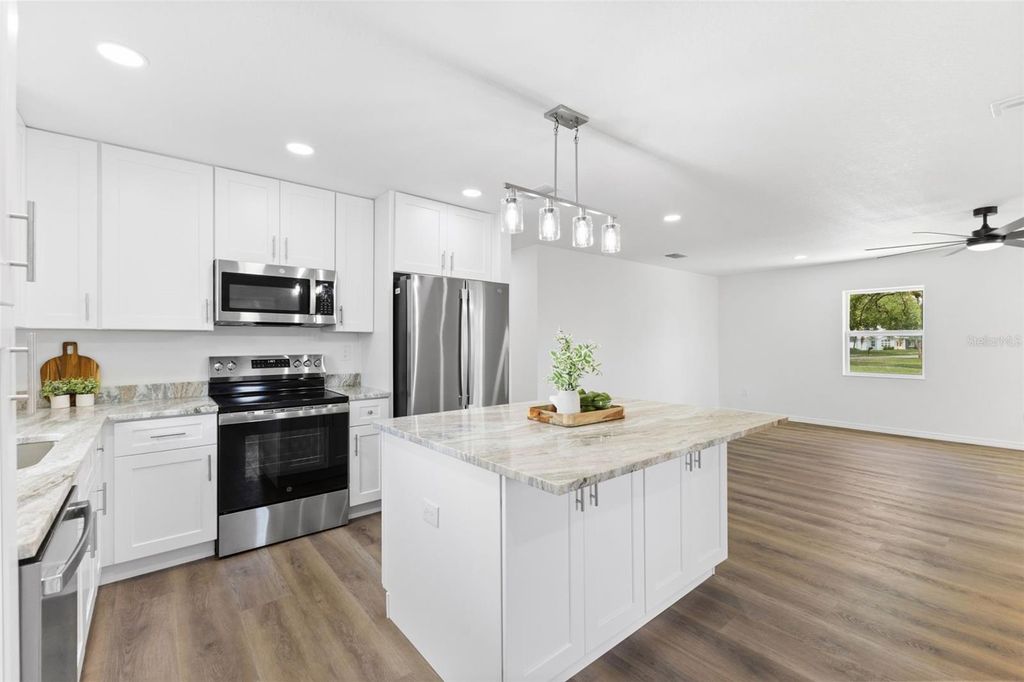 Image 6 of property listing at 120 BROWN STREET, Bradenton, FL 34208