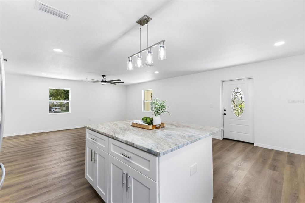 Image 10 of property listing at 120 BROWN STREET, Bradenton, FL 34208