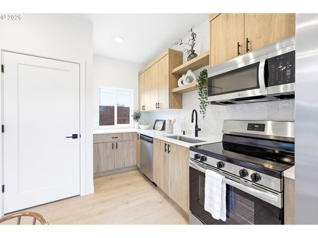 11719 Se ASH St, Portland, OR 97216