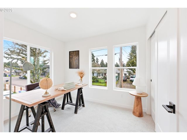 11719 Se ASH St, Portland, OR 97216