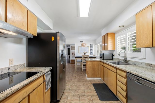 14 W Canterbury Dr, Stockton, CA 95207