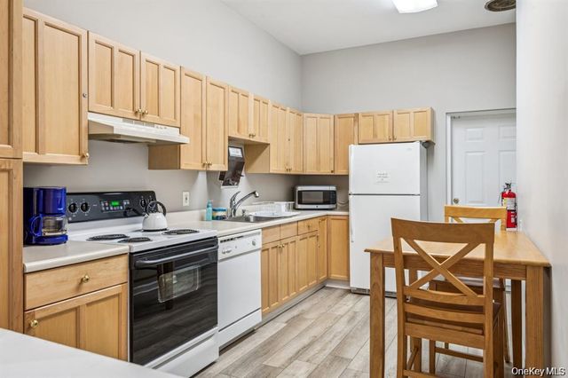 5 Norfolk Court, Coram, NY 11727