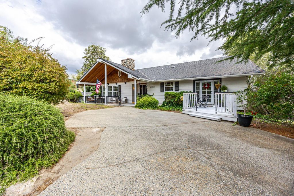 Image 2 of property listing at 28977 Long Hollow Court N, Coarsegold, CA 93614