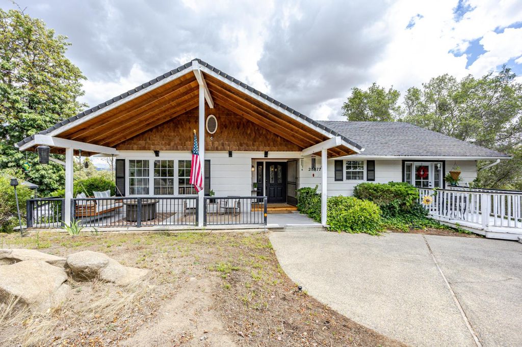 Image 3 of property listing at 28977 Long Hollow Court N, Coarsegold, CA 93614