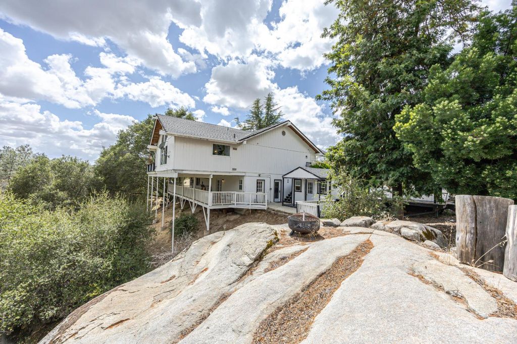 Image 4 of property listing at 28977 Long Hollow Court N, Coarsegold, CA 93614