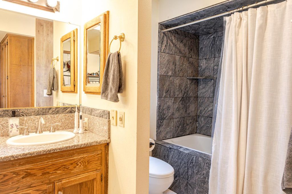 Image 41 of property listing at 28977 Long Hollow Court N, Coarsegold, CA 93614
