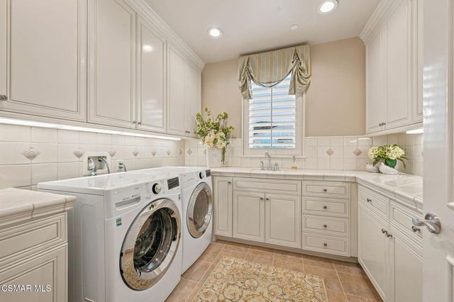 152 Hampstead Court, Westlake Village, CA 91361