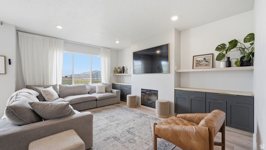 Image 4 of property listing at 328 W SNOWBERRY DR, Saratoga Springs, UT 84045
