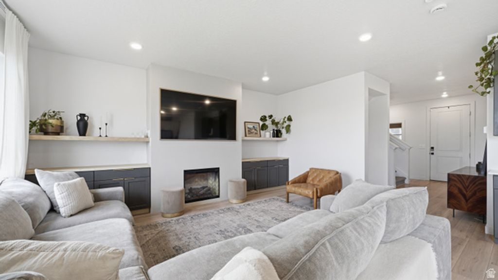 Image 5 of property listing at 328 W SNOWBERRY DR, Saratoga Springs, UT 84045