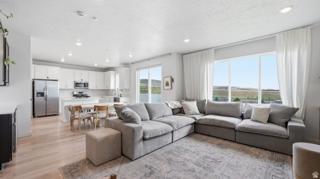 Image 9 of property listing at 328 W SNOWBERRY DR, Saratoga Springs, UT 84045