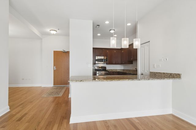 1199 E Port Clinton Road 711, Vernon Hills, IL 60061