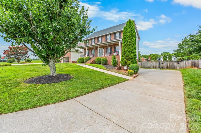 1005 Lisa Run Drive, Kernersville, NC 27284