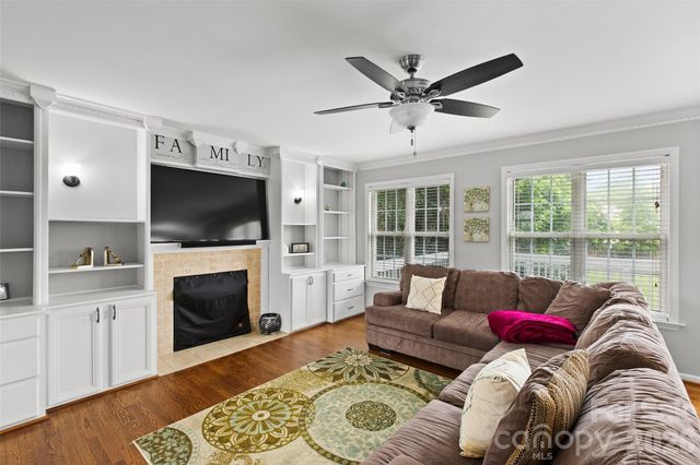 1005 Lisa Run Drive, Kernersville, NC 27284