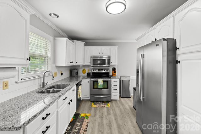 1005 Lisa Run Drive, Kernersville, NC 27284