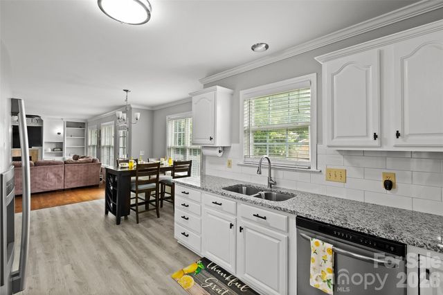 1005 Lisa Run Drive, Kernersville, NC 27284